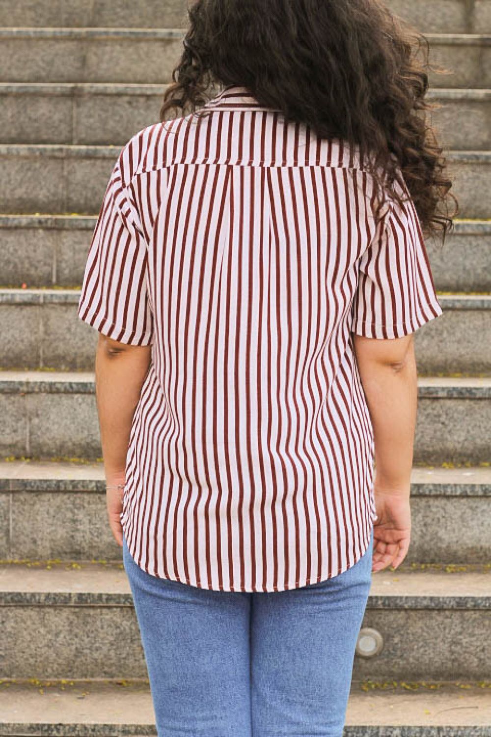Camisa Listrada Marrom Escuro - Manga Curta